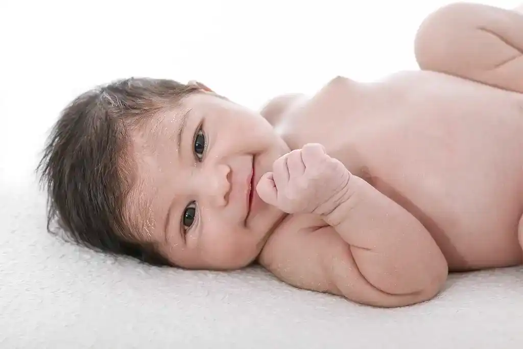 Fotografía profesional de un recién nacido en una sesión de Visualfotografía, destacando detalles y colores cálidos que transmiten ternura.