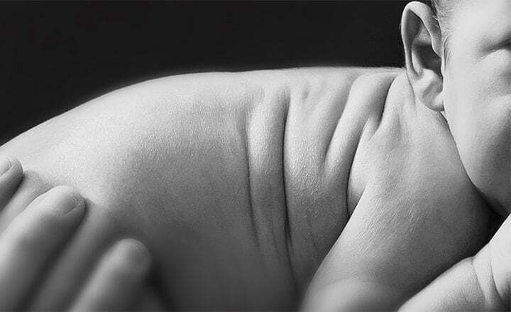 Visual fotografía Arrugas espalda de recién nacido capturadas visual fotografía Sabadell