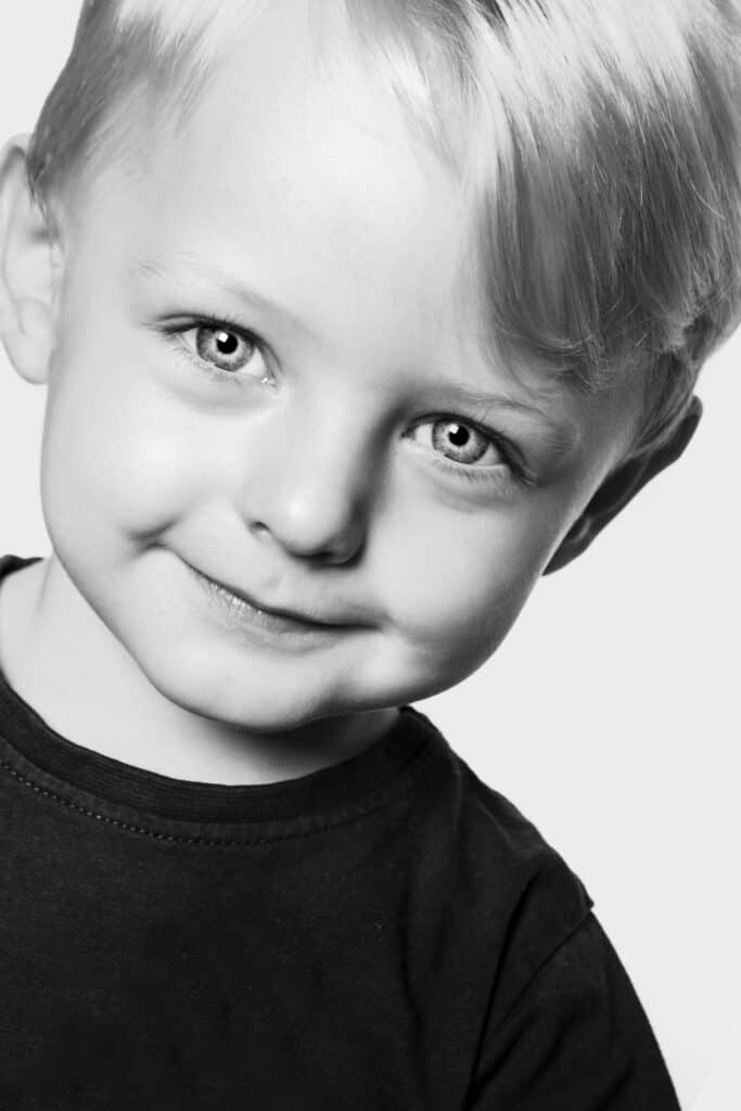 primer plano niño ojos azules en blanco y negro