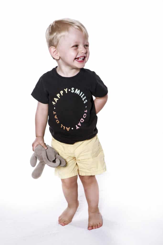 Niño rubio modelo en sesión fotográfica