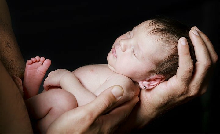Recién nacida en brazos de papa visual sabadell