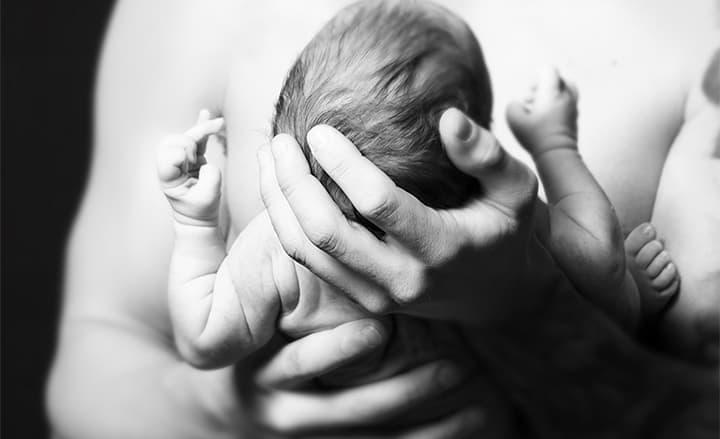 Visual Fotografía sesión newborn blanco y negro