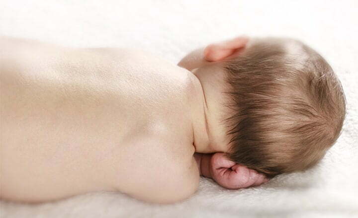 Espalda recién nacido posa dormido sesión fotográfica