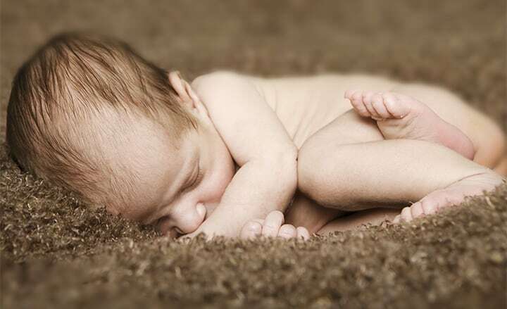 Newborn ovillado posa para fotógrafo Sabadelll