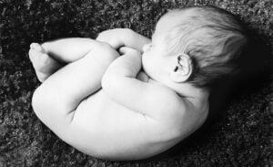 Recién nacido newborn posición fetal hecho un ovillo