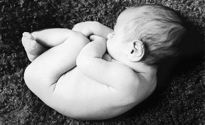 Recién nacido newborn posición fetal hecho un ovillo