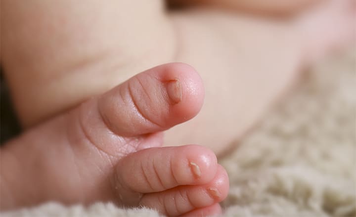 Primer plano macro del dedo gordo del pie de recién nacido