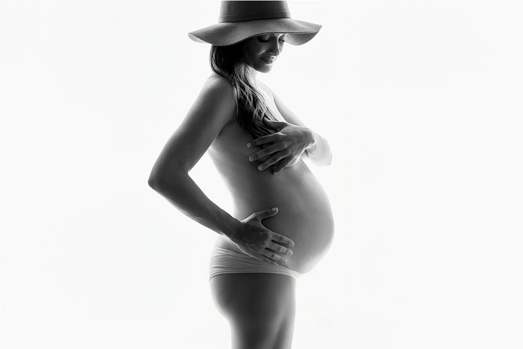 Fotografía de embarazo artística con la mejor iluminación en Sabadell