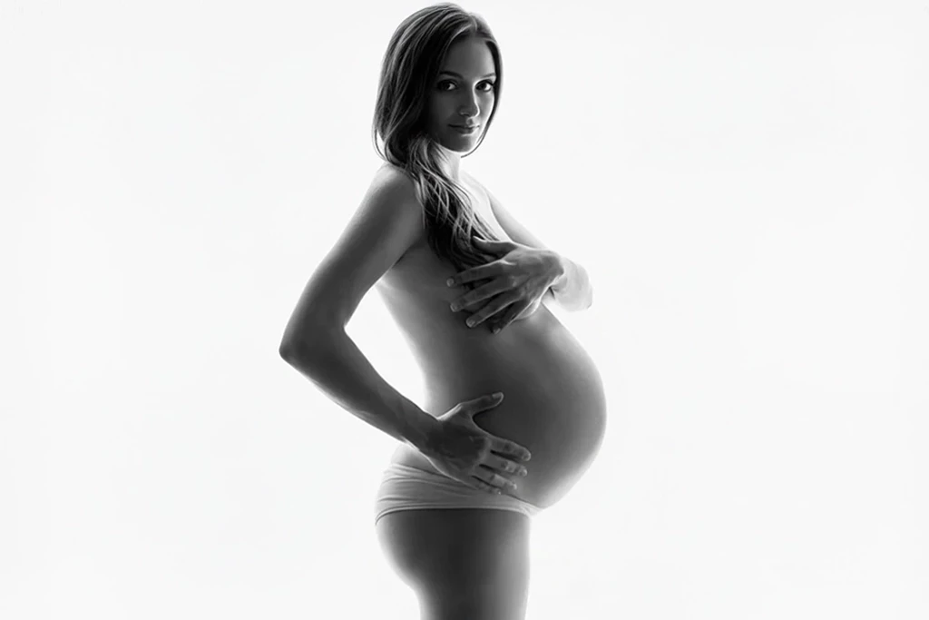 Sesión de embarazo sola en estudio, en blanco y negro y con luz suave
